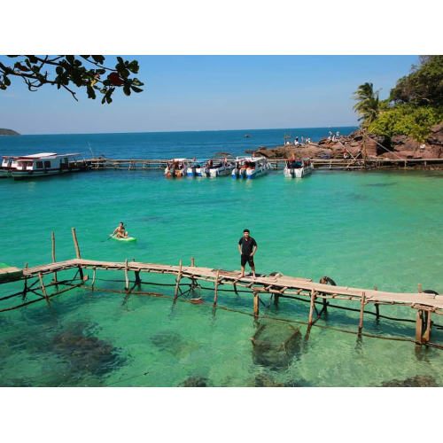 Vui chơi tắm biển tại hòn Móng Tay